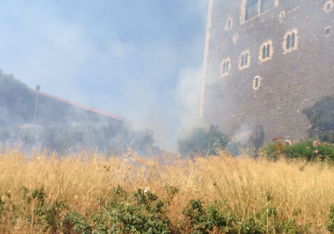 PATERNO' IN FIAMME LE STERPAGLIE VICINO AL CASTELLO