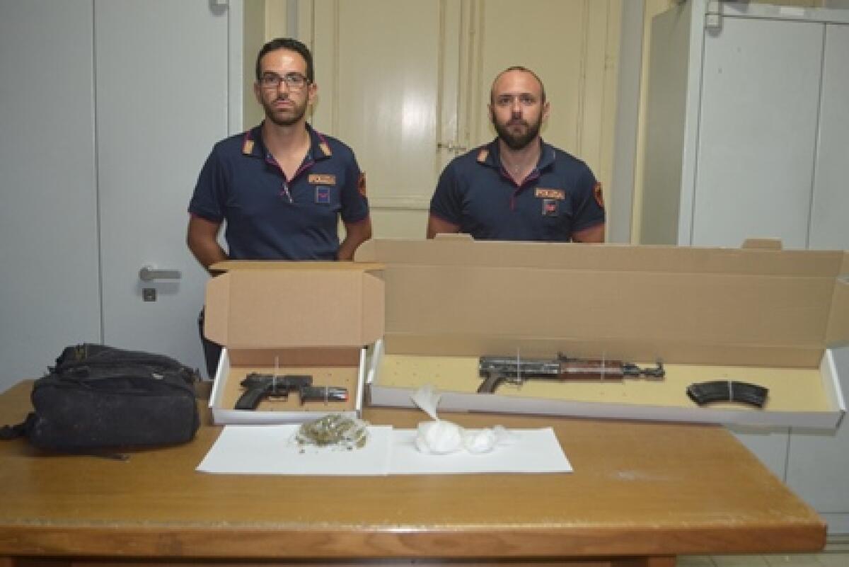 CATANIA: ARMI E DROGA IN UNO ZAINO, SOTTO SEQUESTRO ANCHE UN KALASHNIKOV E COCAINA - 