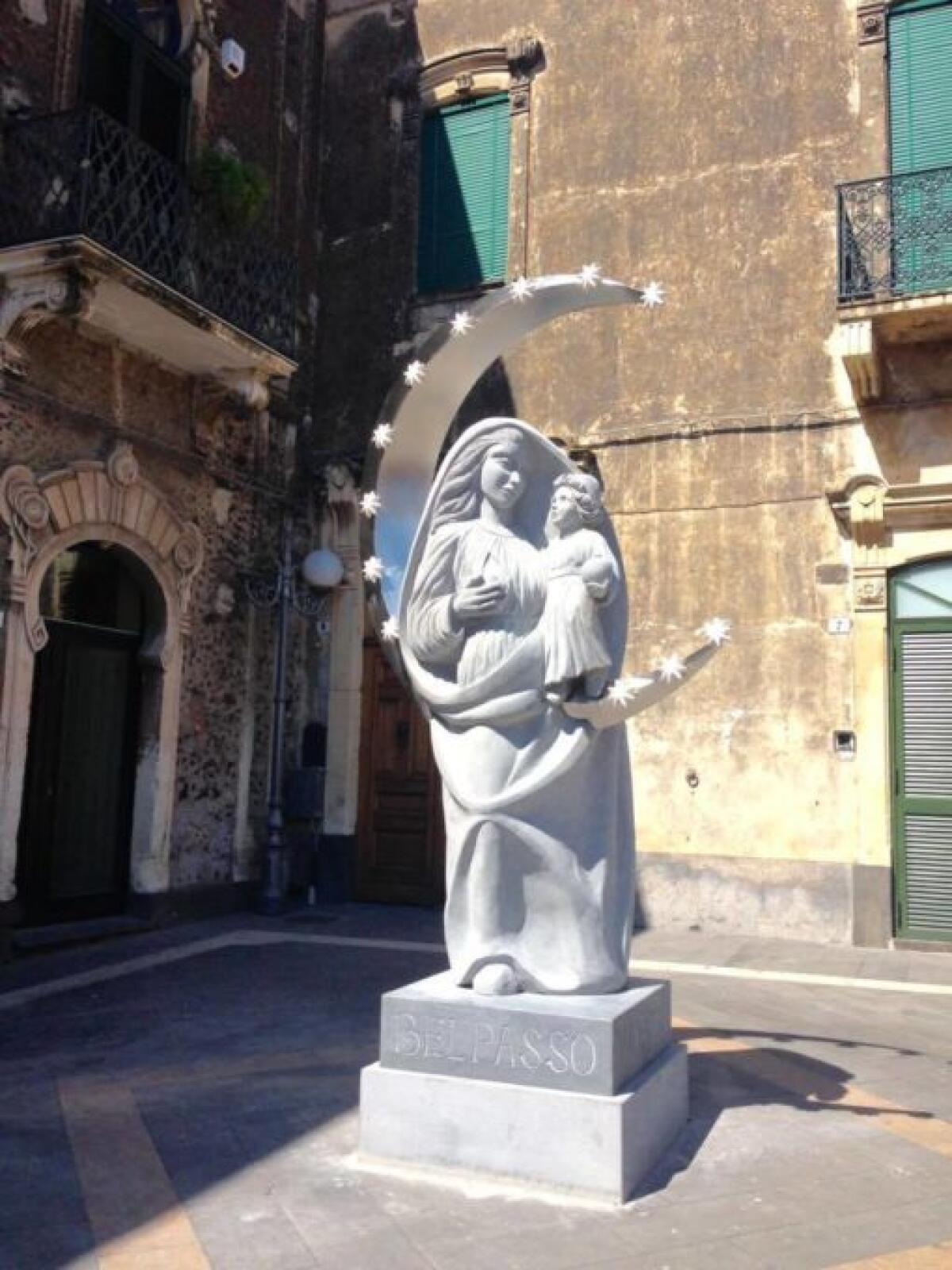 BELPASSO: IN PIAZZA S. ANTONIO, UNA STATUA DEDICATA ALLA MADONNA - 