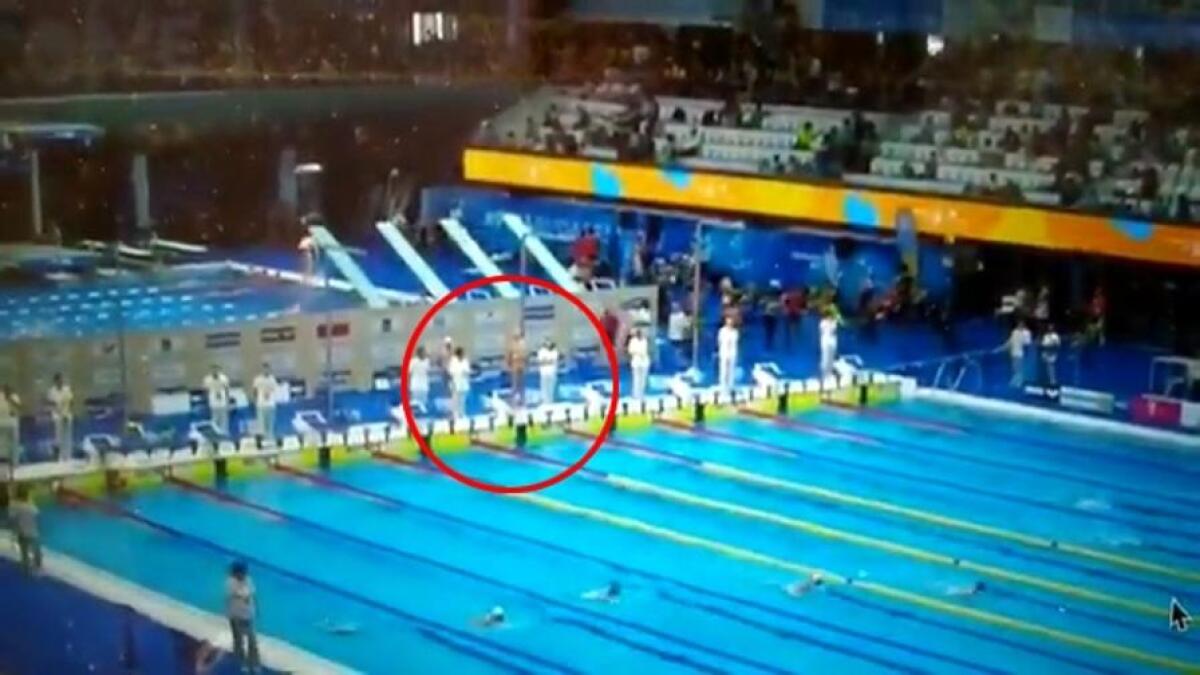 NEGANO MINUTO DI SILENZIO PER LE VITTIME DI BARCELLONA: NUOTATORE NON SI TUFFA - 