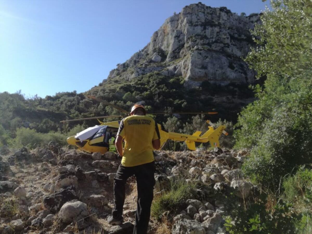 CADE IN UN DIRUPO A CASSIBILE: SALVATA DA SOCCORSO ALPINO GDF - 