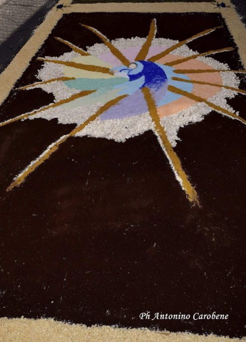 BELPASSO: L' "ECOINFIORATA" REALIZZATA CON I MATERIALI DI SCARTO - FOTO