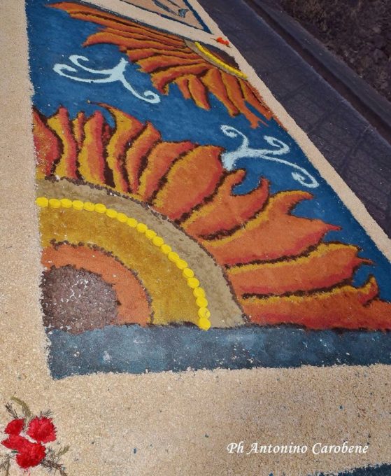 BELPASSO: L' "ECOINFIORATA" REALIZZATA CON I MATERIALI DI SCARTO - FOTO