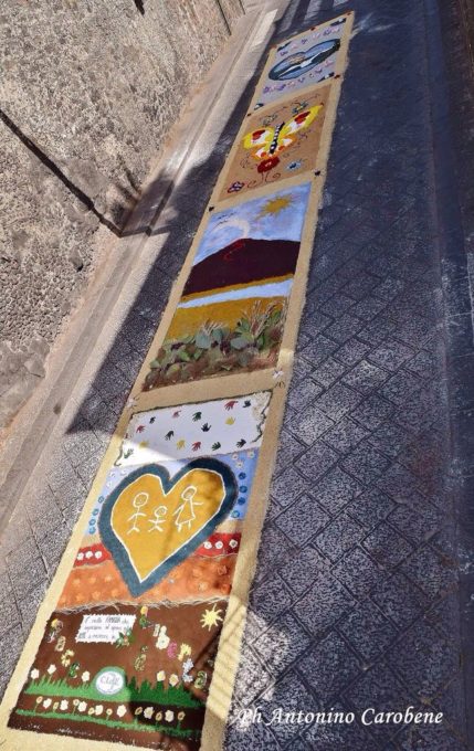 BELPASSO: L' "ECOINFIORATA" REALIZZATA CON I MATERIALI DI SCARTO - FOTO