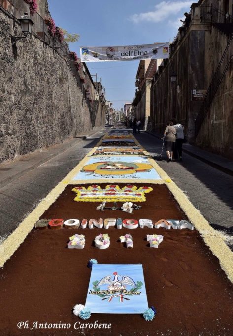 BELPASSO: L' "ECOINFIORATA" REALIZZATA CON I MATERIALI DI SCARTO - FOTO