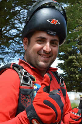 CALTAGIRONE: SPOSTATO DAL VENTO, PARACADUTISTA SI SCHIANTA A TERRA E MUORE