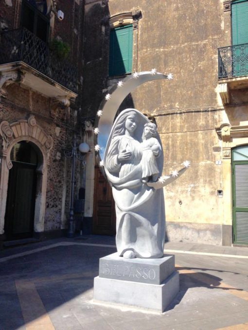 BELPASSO: IN PIAZZA S. ANTONIO, UNA STATUA DEDICATA ALLA MADONNA