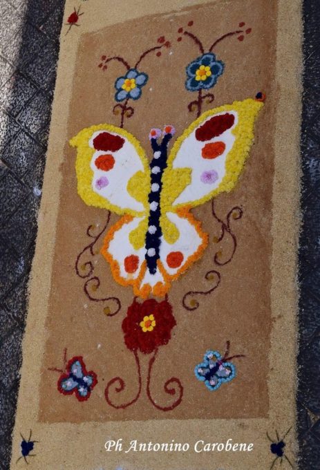 BELPASSO: L' "ECOINFIORATA" REALIZZATA CON I MATERIALI DI SCARTO - FOTO