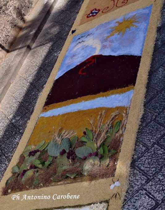 BELPASSO: L' "ECOINFIORATA" REALIZZATA CON I MATERIALI DI SCARTO - FOTO