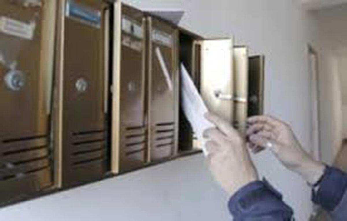 SCORDIA: DANNEGGIA LE CASSETTE DELLE LETTERE IN UN CONDOMINO E TENTA DI ESTORCERE DENARO A DUE INQUILINI - 