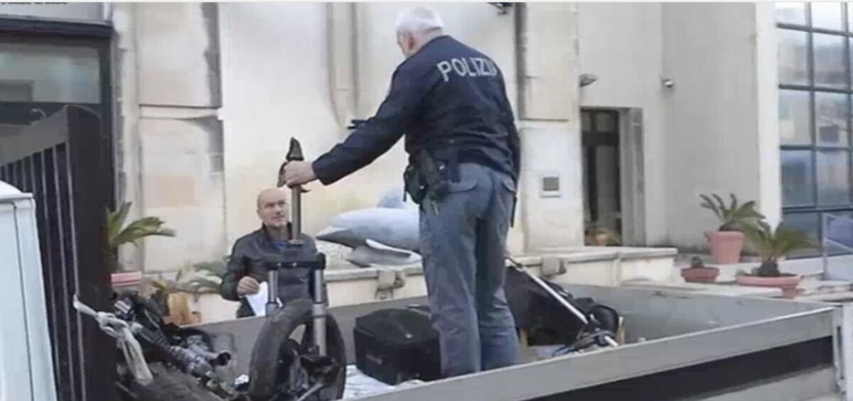 RAGUSA: FERMATO ALBANESE MENTRE STAVA PARTENDO IN AUTOBUS CON UNA MOTO RUBATA SMONTATA A PEZZI - VIDEO - 