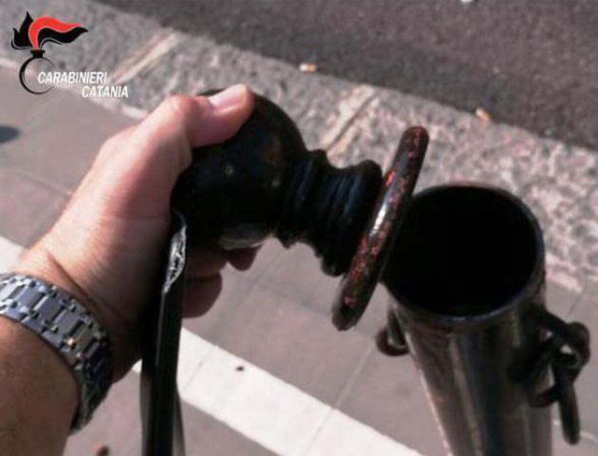 CATANIA: DROGA NASCOSTA NEL PALETTO DEL MARCIAPIEDE, TRE ARRESTI - 