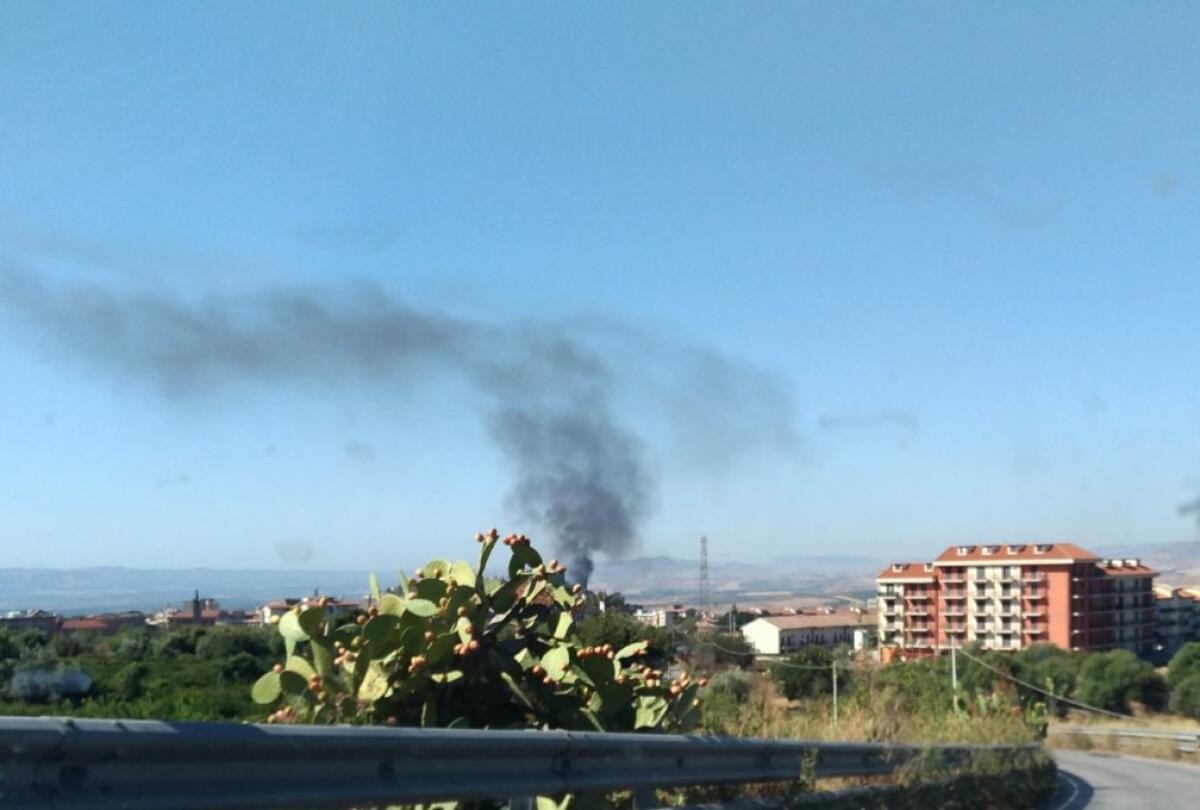 PATERNÓ: A FUOCO STERPAGLIE E COPERTONI - 