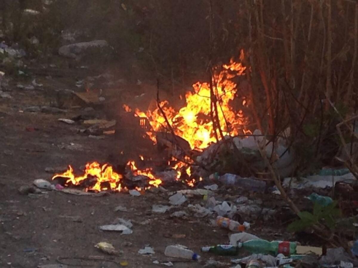 PATERNO' STERPAGLIE E RIFIUTI IN FIAMME VICINO ALLO STADIO - FOTO - 