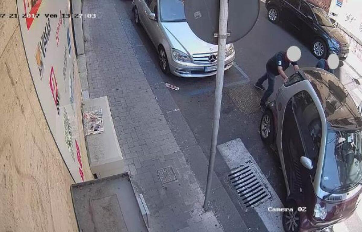 CATANIA: RUBANO SMART, PASSANTE IGNARO LI AIUTA - 