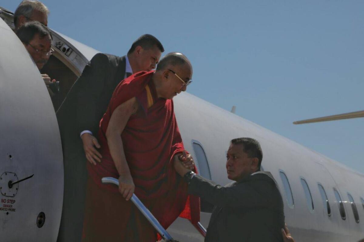 IL DALAI LAMA IN SICILIA: L’ARRIVO ALL'AEROPORTO DI CATANIA - 
