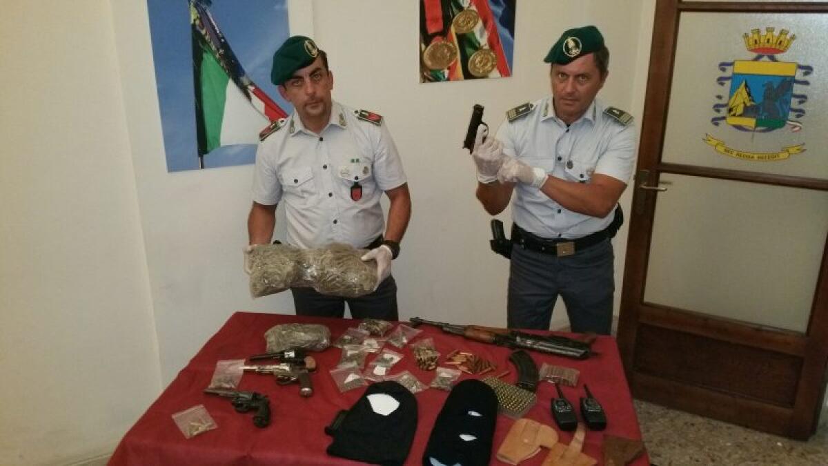 CATANIA: TROVATI CON UN KALASHNIKOV, 4 PISTOLE E OLTRE 1 KG DI MARIJUANA, DUE ARRESTI - 