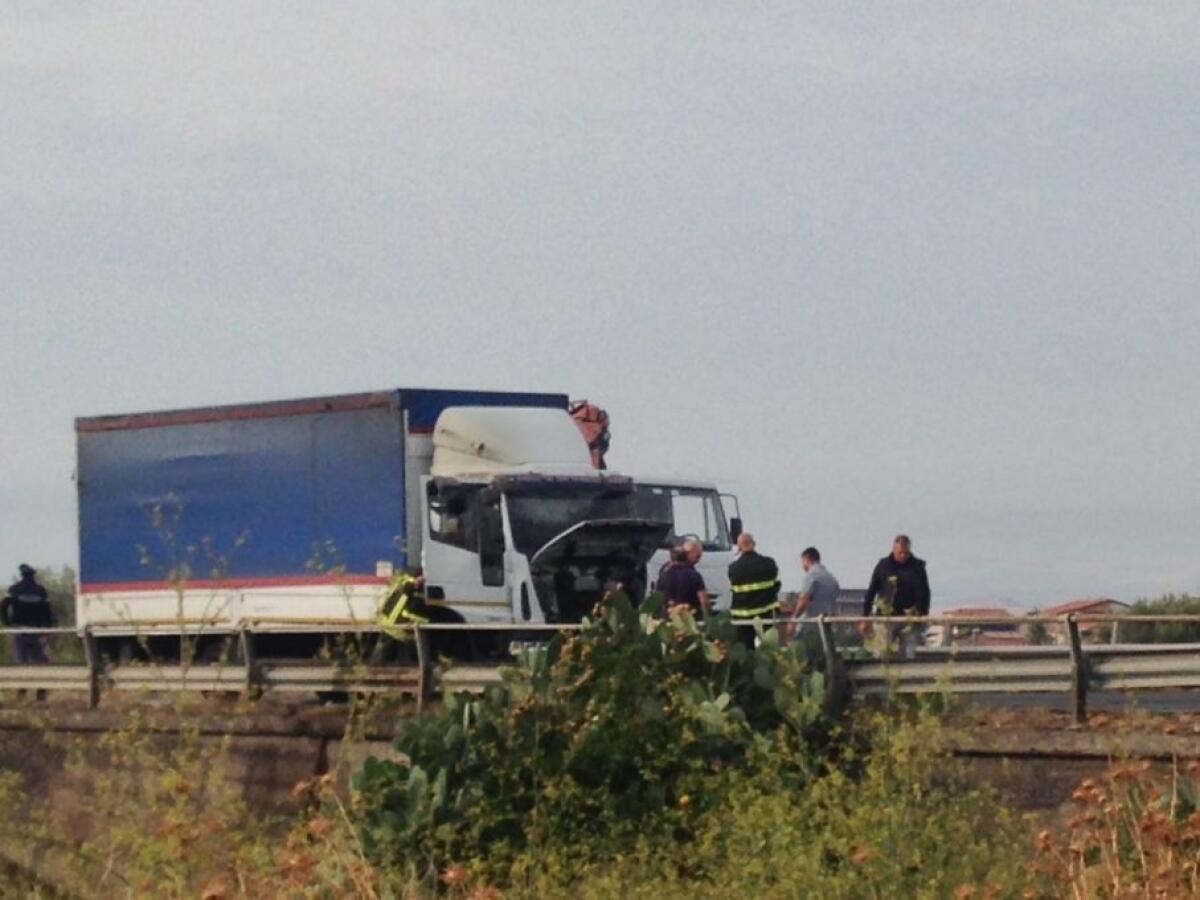 CAMION IN FIAMME SULLA STATALE 284 IN TERRITORIO S.M. LICODIA - FOTO - 