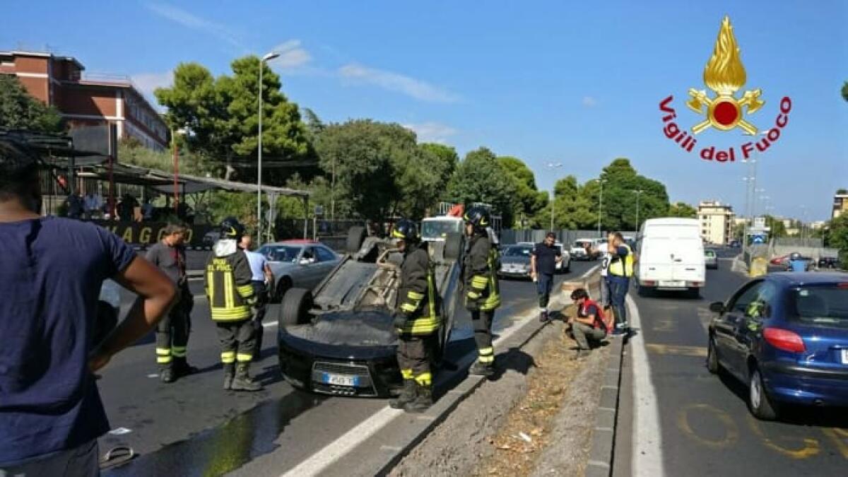 CATANIA: AUTO SI RIBALTA ALLA CIRCONVALLAZIONE DI CATANIA – FOTO - 
