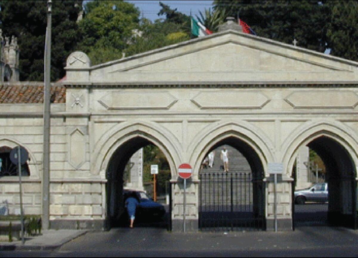 CATANIA: AGGREDITI DUE DIPENDENTI COMUNALI AL CIMITERO IERI POMERIGGIO - 