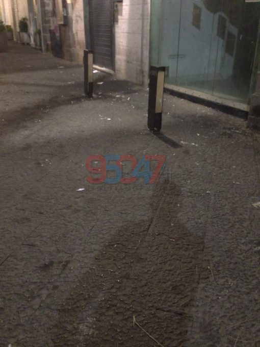 PATERNO': BRUTALMENTE PICCHIATO IN PIENO CENTRO MENTRE PASSEGGIA CON IL CANE