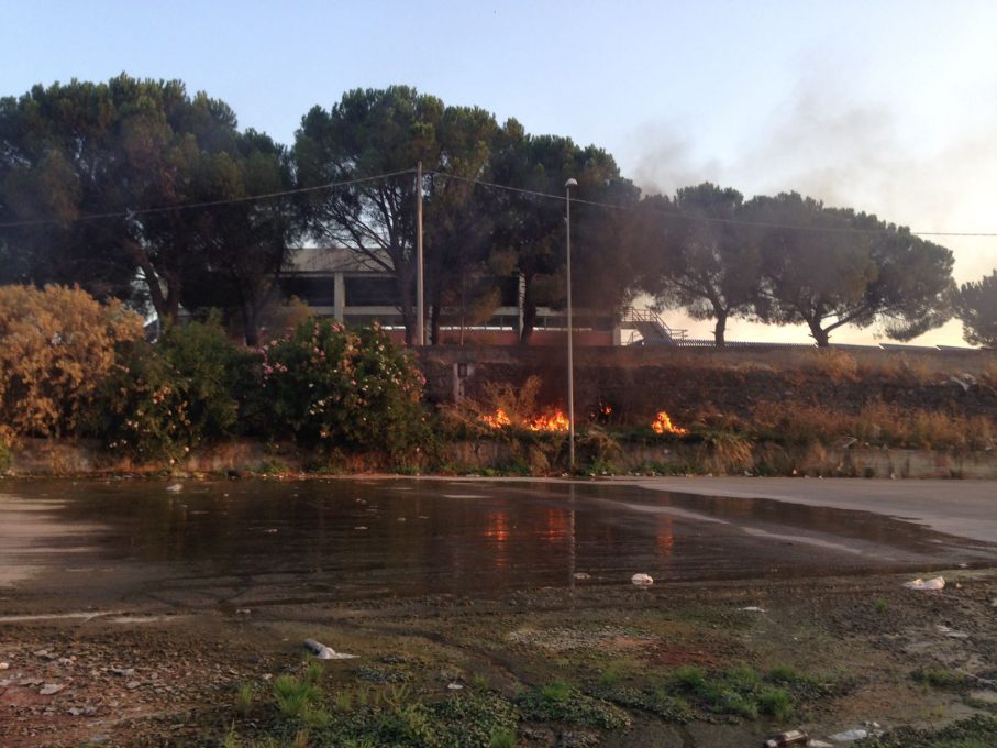 PATERNO' STERPAGLIE E RIFIUTI IN FIAMME VICINO ALLO STADIO - FOTO