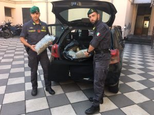 CATANIA: FERMATO CORRIERE CON 10 CHILI DI MARIJUANA