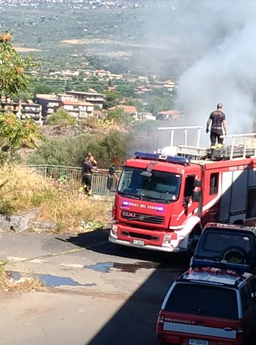 PATERNÓ: A FUOCO STERPAGLIE E COPERTONI