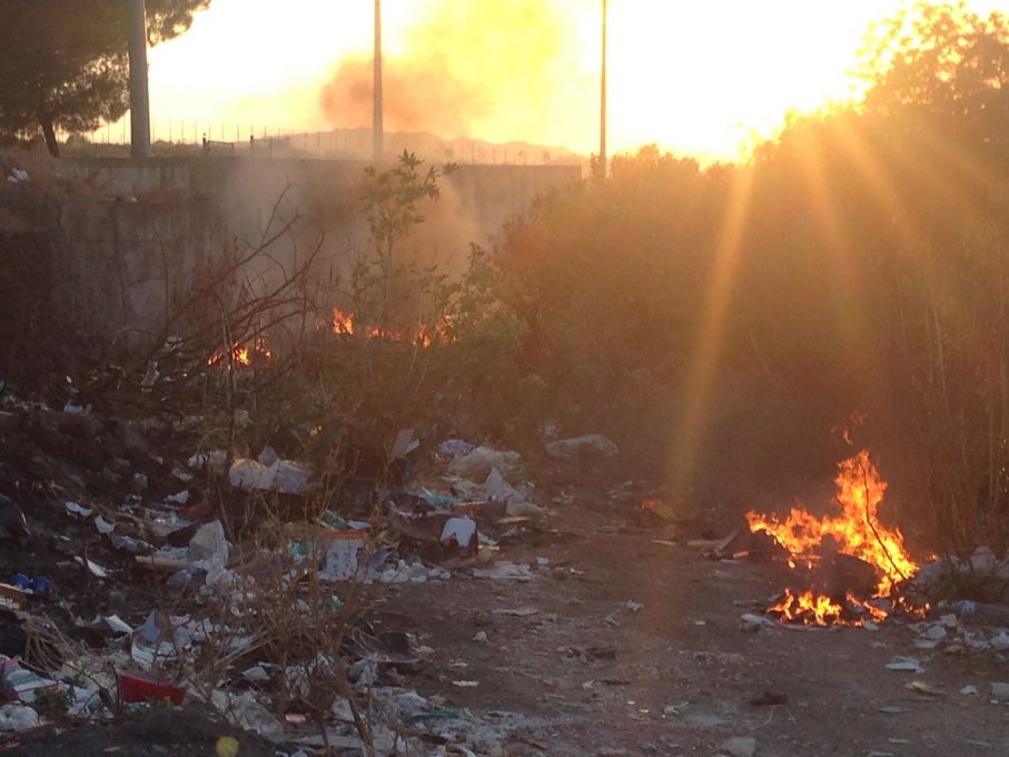 PATERNO' STERPAGLIE E RIFIUTI IN FIAMME VICINO ALLO STADIO - FOTO