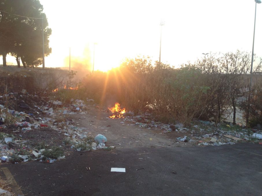 PATERNO' STERPAGLIE E RIFIUTI IN FIAMME VICINO ALLO STADIO - FOTO