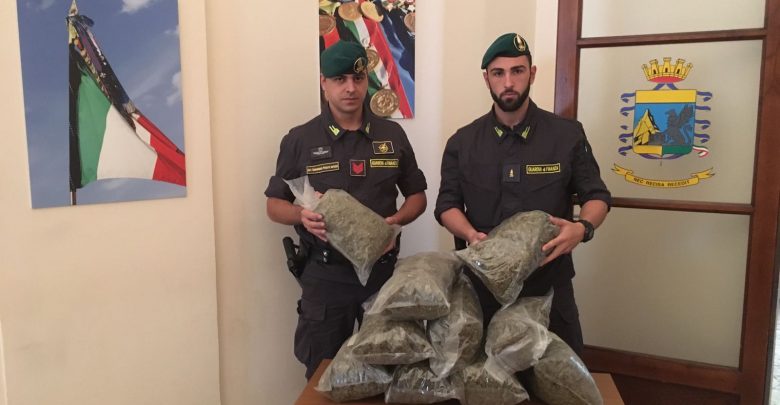 CATANIA: FERMATO CORRIERE CON 10 CHILI DI MARIJUANA