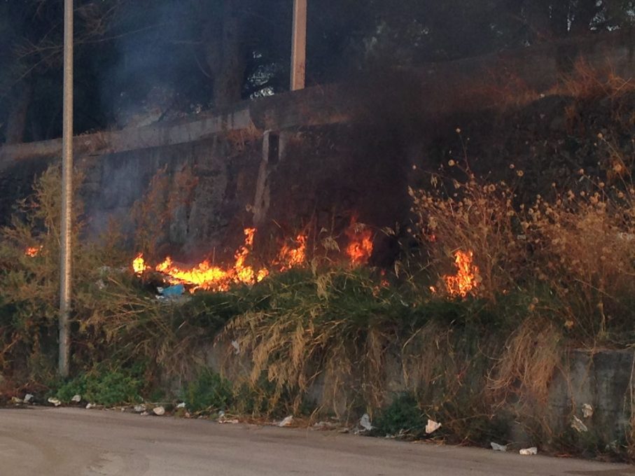 PATERNO' STERPAGLIE E RIFIUTI IN FIAMME VICINO ALLO STADIO - FOTO