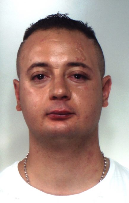 SCORDIA: DANNEGGIA LE CASSETTE DELLE LETTERE IN UN CONDOMINO E TENTA DI ESTORCERE DENARO A DUE INQUILINI