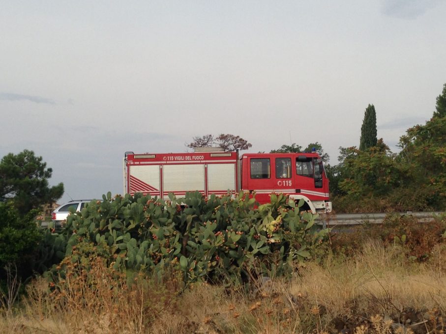 CAMION IN FIAMME SULLA STATALE 284 IN TERRITORIO S.M. LICODIA - FOTO