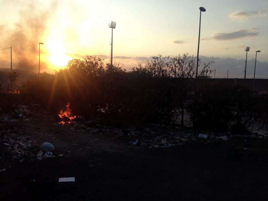 PATERNO' STERPAGLIE E RIFIUTI IN FIAMME VICINO ALLO STADIO - FOTO