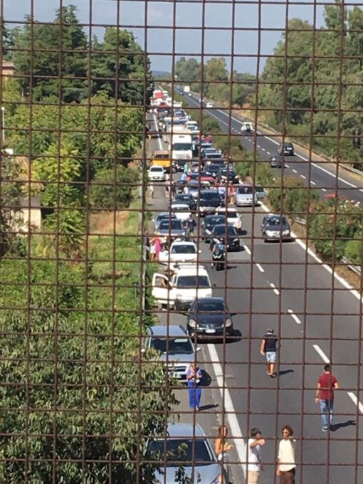 SI RIBALTA CAMION IN AUTOSTRADA A18: TRAFFICO BLOCCATO