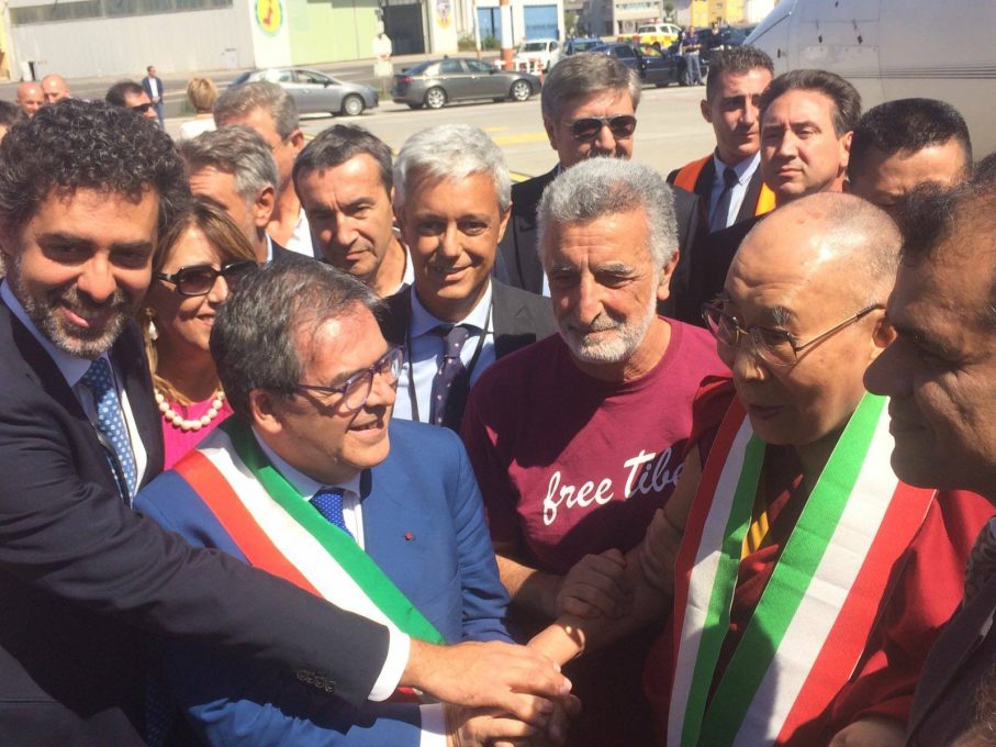 IL DALAI LAMA IN SICILIA: L’ARRIVO ALL'AEROPORTO DI CATANIA