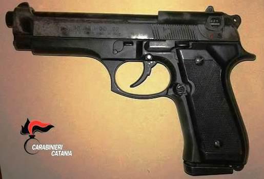 CATANIA: CATANIA, "DAMMI I SOLDI" E PUNTA LA PISTOLA ALLE AUTO FERME AI SEMAFORI