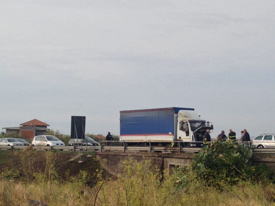 CAMION IN FIAMME SULLA STATALE 284 IN TERRITORIO S.M. LICODIA - FOTO