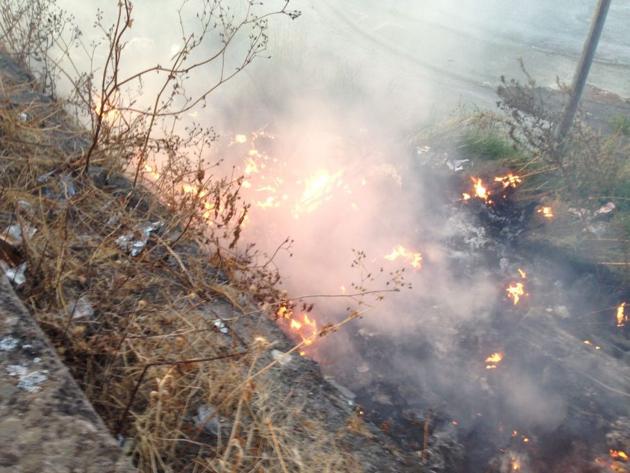 PATERNO' STERPAGLIE E RIFIUTI IN FIAMME VICINO ALLO STADIO - FOTO
