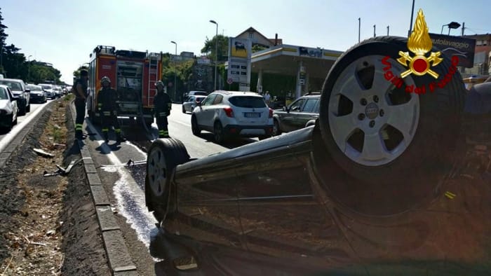 CATANIA: AUTO SI RIBALTA ALLA CIRCONVALLAZIONE DI CATANIA – FOTO