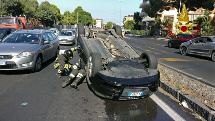 CATANIA: AUTO SI RIBALTA ALLA CIRCONVALLAZIONE DI CATANIA – FOTO