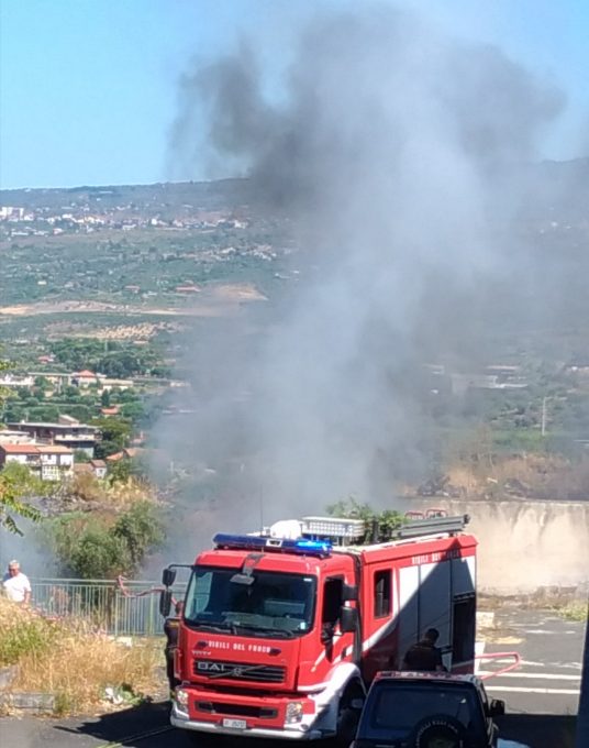 PATERNÓ: A FUOCO STERPAGLIE E COPERTONI
