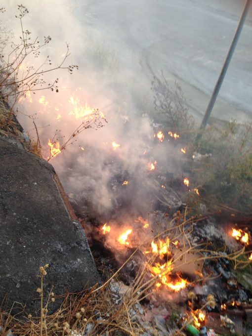 PATERNO' STERPAGLIE E RIFIUTI IN FIAMME VICINO ALLO STADIO - FOTO