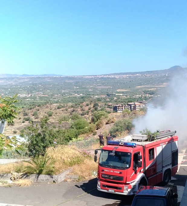PATERNÓ: A FUOCO STERPAGLIE E COPERTONI