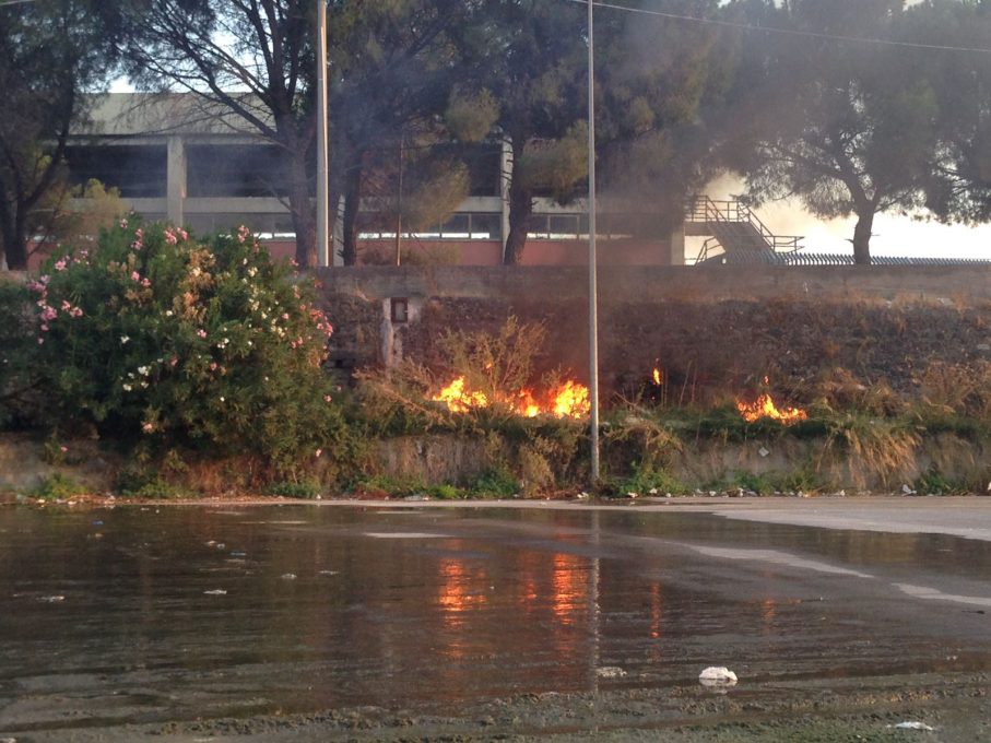PATERNO' STERPAGLIE E RIFIUTI IN FIAMME VICINO ALLO STADIO - FOTO