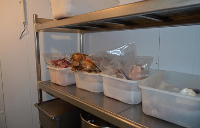 ACICASTELLO: CIBO SCADUTO E CUCINE IN PESSIMO STATO, SANZIONATO IL TITOLARE DI UN NOTO ALBERGO - FOTO