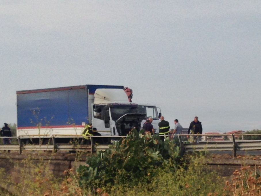 CAMION IN FIAMME SULLA STATALE 284 IN TERRITORIO S.M. LICODIA - FOTO