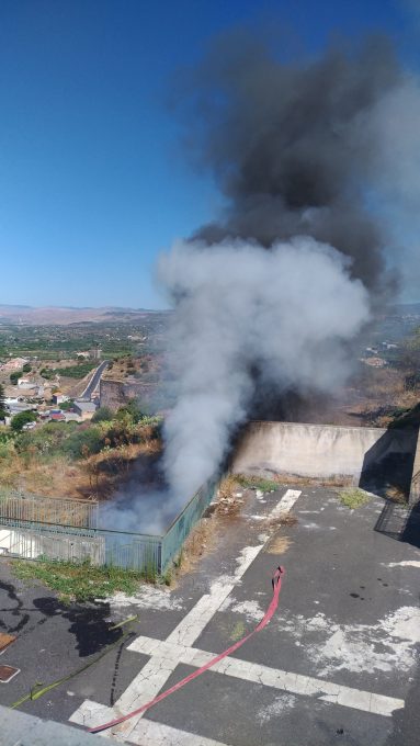 PATERNÓ: A FUOCO STERPAGLIE E COPERTONI