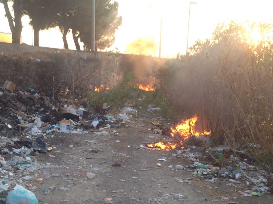 PATERNO' STERPAGLIE E RIFIUTI IN FIAMME VICINO ALLO STADIO - FOTO
